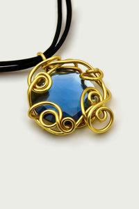 QUARTIERI Vintage Collana pendente, alluminio dorato e medaglione sfaccettato