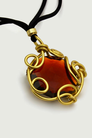 QUARTIERI Vintage Collana pendente, alluminio dorato e medaglione sfaccettato