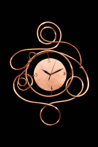 QUARTIERI Orologio a muro, tondo in rame con volute, 60cm x 40cm