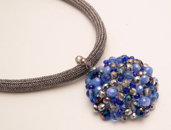 Collana pendente, cristalli e pietre dure blu, regolabile.
