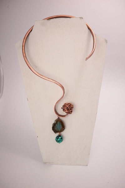 Collana rigida in rame con quarzo