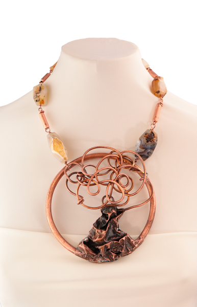 Collana con agate e scultura di ulivo in rame