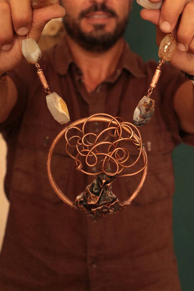 Collana con agate e scultura di ulivo in rame
