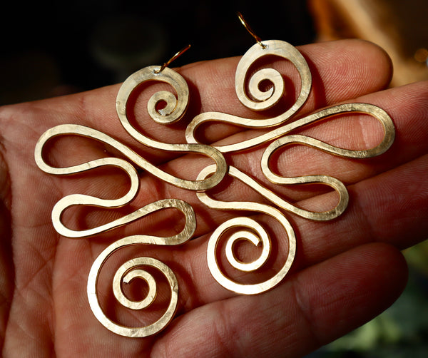 Orecchini Klimt speculari, alluminio color oro chiaro