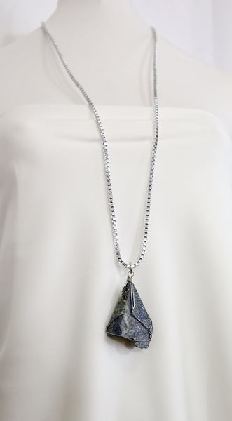 Collana lunga in alluminio argentato e pendente