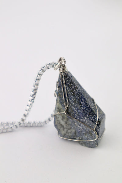Collana lunga in alluminio argentato e pendente