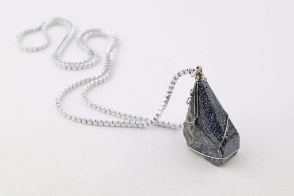 Collana lunga in alluminio argentato e pendente