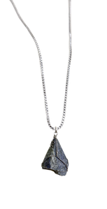 Collana lunga in alluminio argentato e pendente