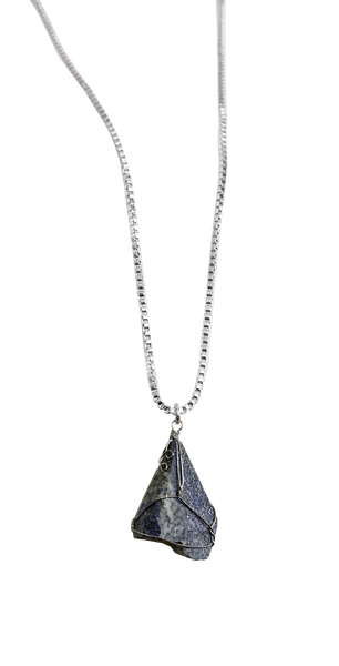 Collana lunga in alluminio argentato e pendente