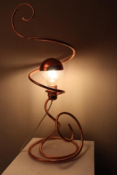 QUARTIERI Scultura di una lampada da tavolo in rame