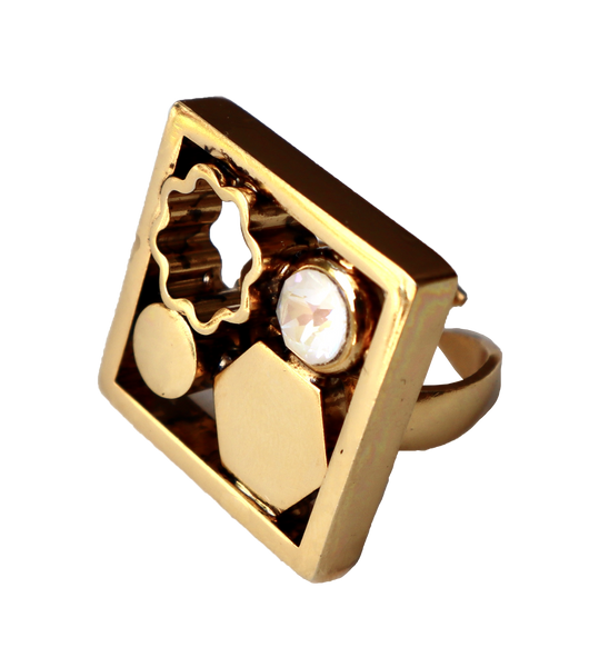 Collana décolleté con catena quadrata color oro antico e pendente con motivi astratti.