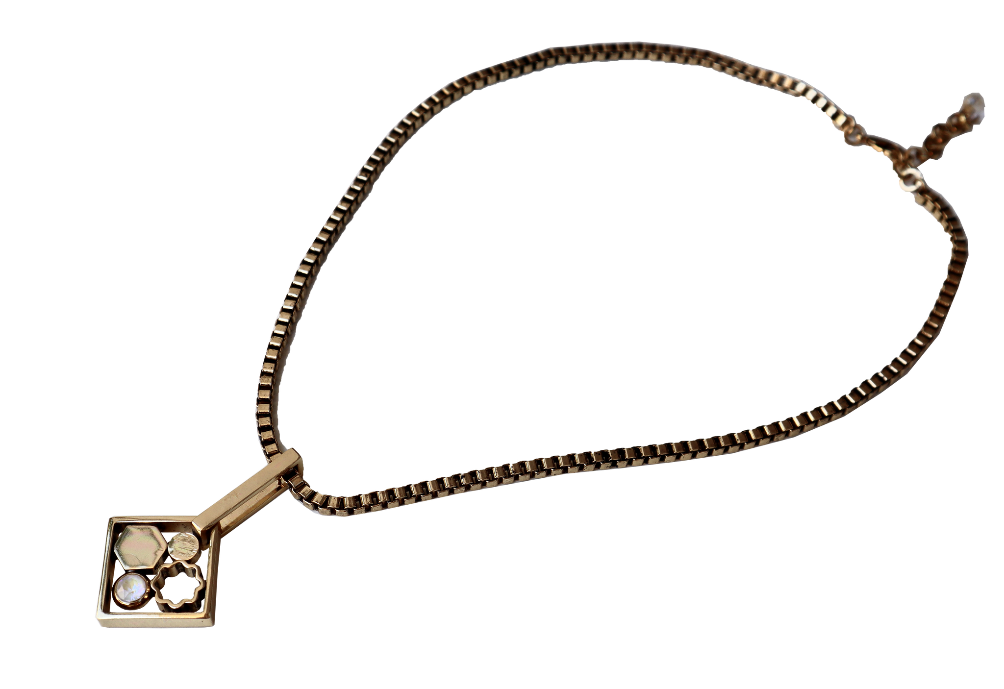 Collana décolleté con catena quadrata color oro antico e pendente con motivi astratti.