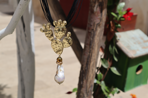 Collana torchon in lino con pendente in metallo e perla barocca