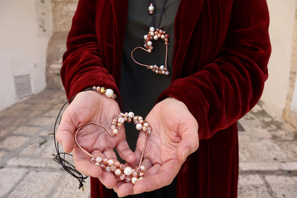 Collana pendente in rame a forma di cuore con cristalli e vetro di murano